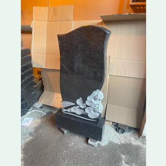 Памятник гранитный резной вертикальный фигурный с двумя розами